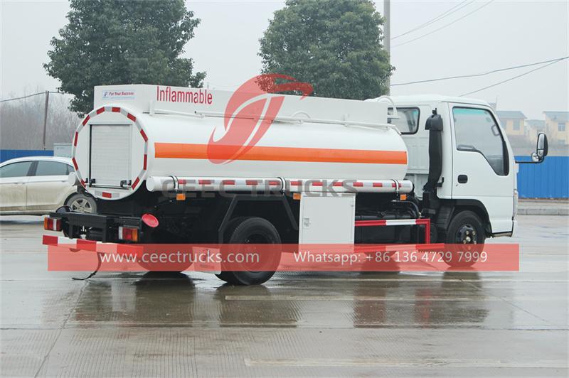 Isuzu mini 5000L oil tank truck