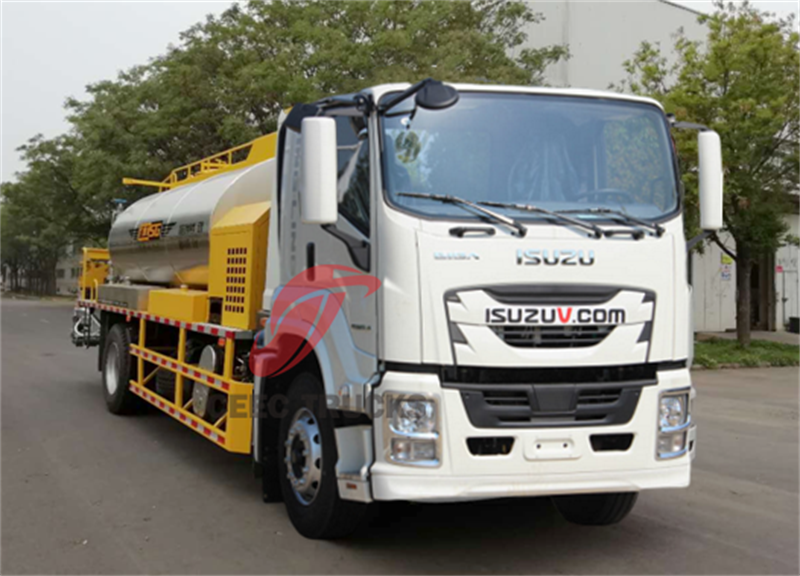 Isuzu FTR GIGA 8000L Asphalt Distributor Truck