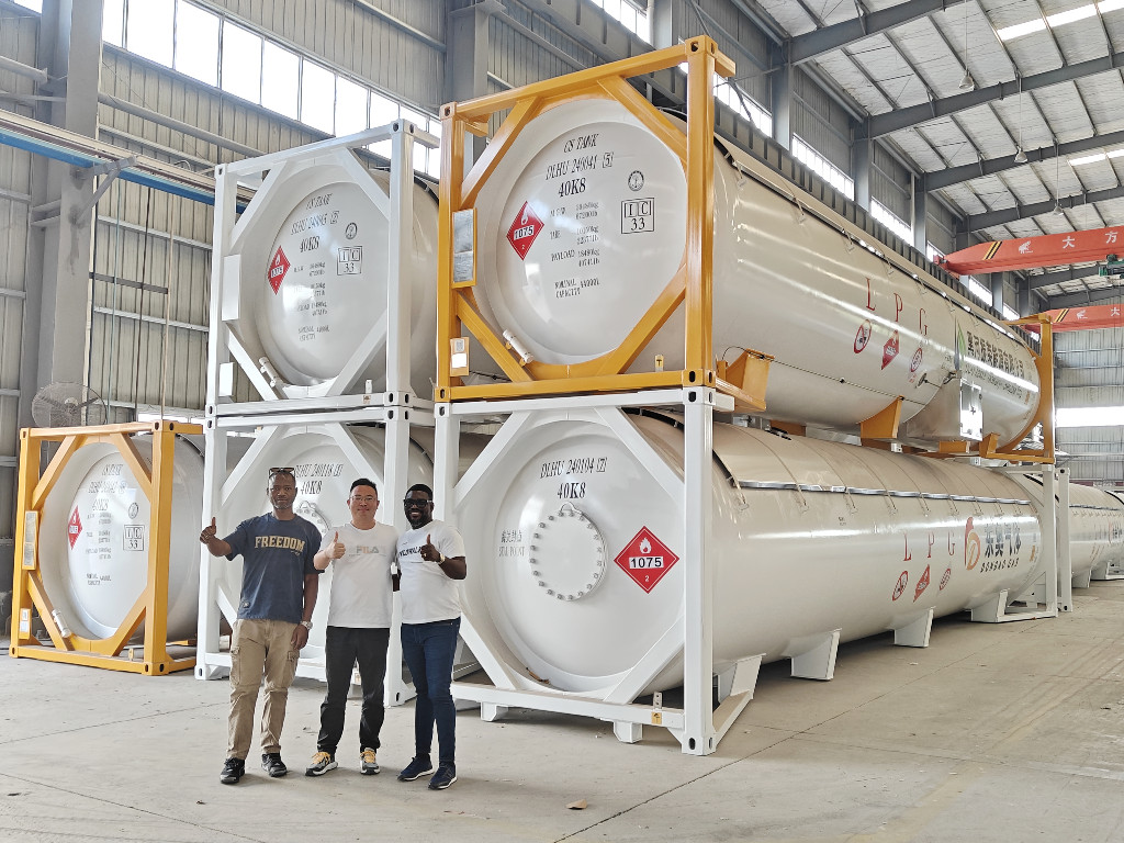 Burkina Faso clients checking and testing LPG semitrailer Burkina Faso clients checking LPG semitrailer