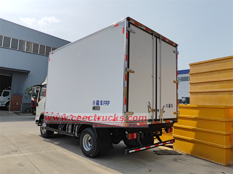 HOWO 4X2 1.5tons freezer vehicle