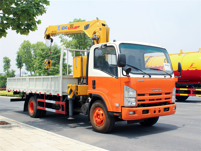 ISUZU NKR cargo truck with telescopic crane 