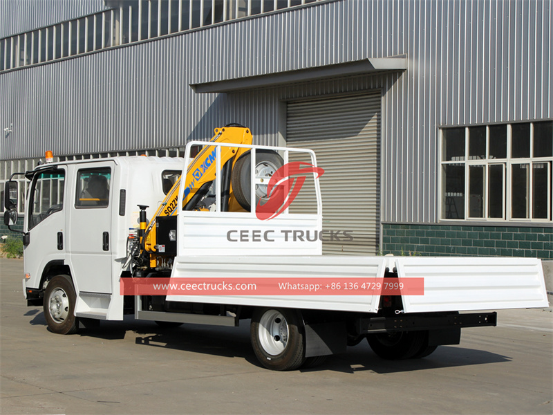 Isuzu ELF 190HP cargo truck mounted crane