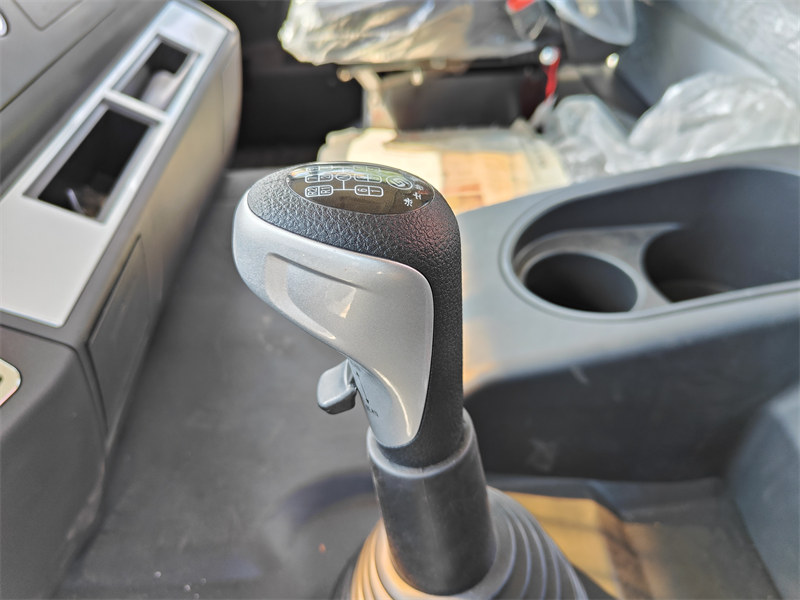 Shacman truck with manual gearbox