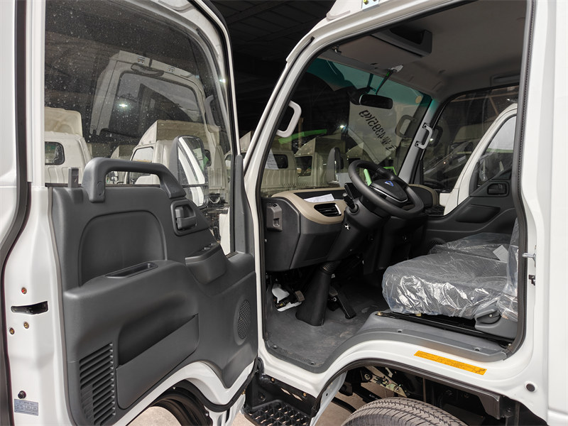 ISUZU electric cargo truck cabinet