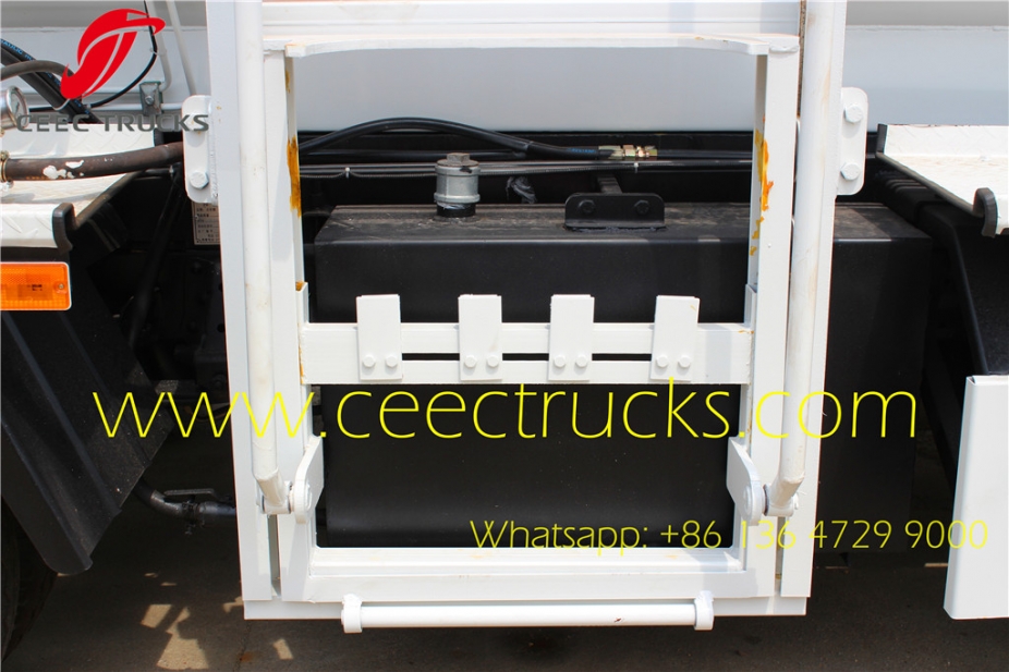 4*2 ISUZU kitchen garbage container truck 4-5 CBM sale