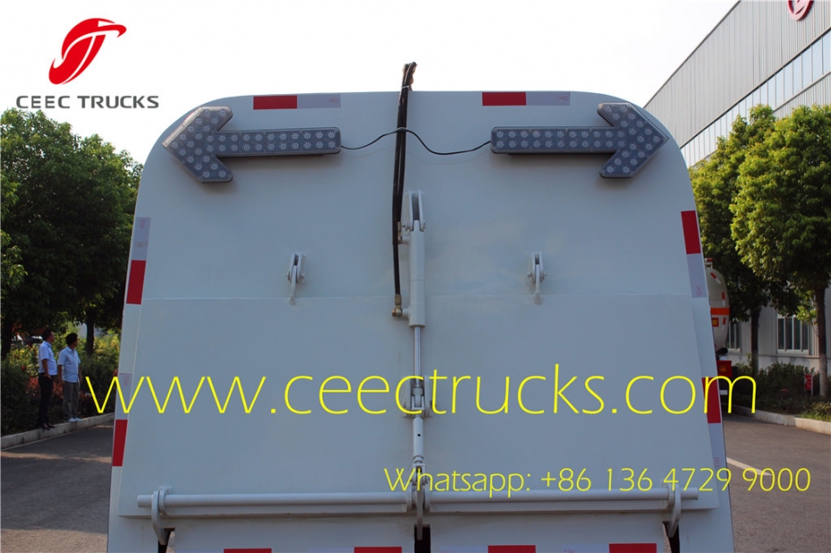 Environmental 4cbm dustbin and 1cbm water tank DONGFENG Mechanical road sweeper