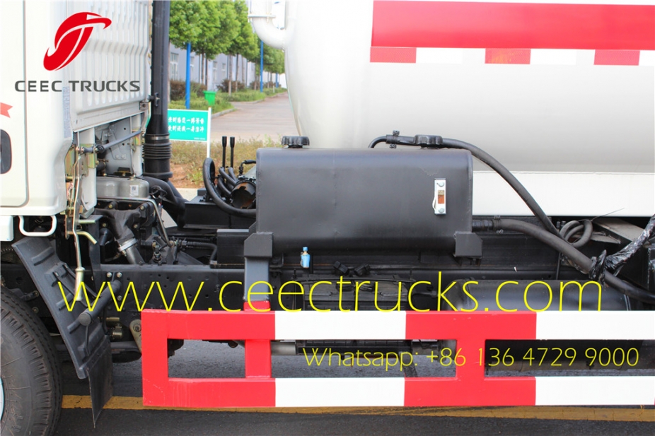 Manufacturer supply dongfeng 4CBM cesspit emptier truck lowest price