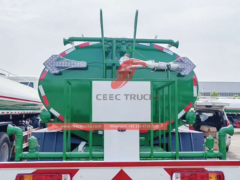 Xe bồn chở nước giao hàng Howo 8x4 25.000 Lít