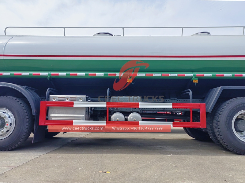 Xe bồn chở nước giao hàng Howo 8x4 25.000 Lít