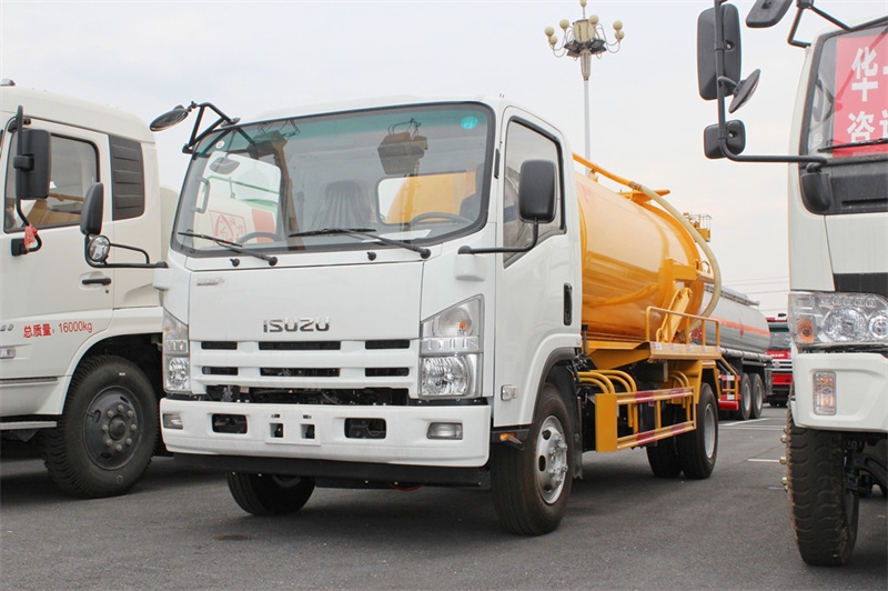 Isuzu 10,000 liters sewage suction truck made in China