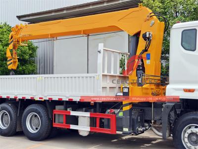 HOWO heavy-duty 371hp truck with 20 tons crane