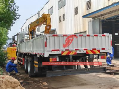 Africa Isuzu GIGA 380HP boom crane dropside cargo truck