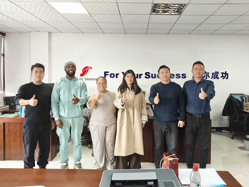 Khách hàng Ecuador đến thăm nhà máy CEEC để kiểm tra xe chở rác ISUZU