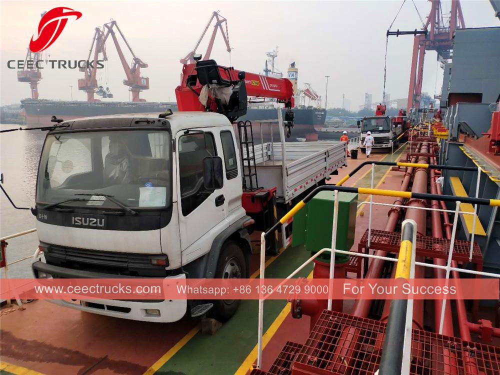 Myanmar - 5 chiếc xe tải ISUZU đang vận chuyển trên tàu